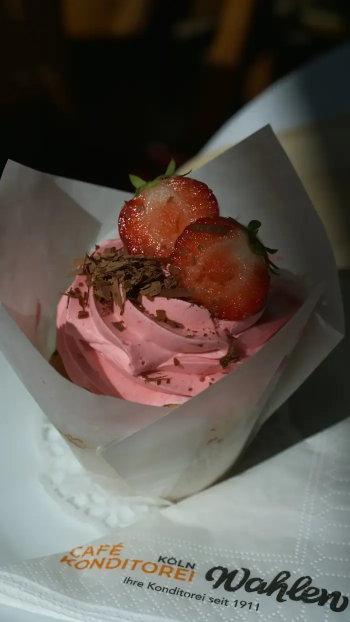 Cupcake mit rosa Creme und frischer Erdbeere