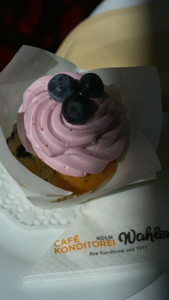 Cupcake mit violetter Creme und Heidelbeeren in Wahlen-Papier