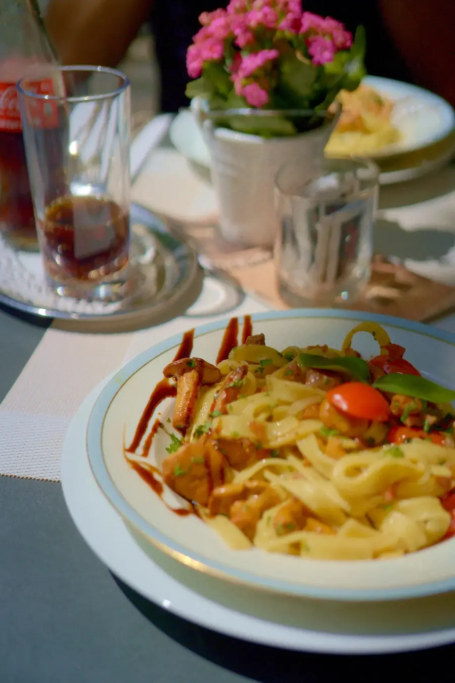 Bandnudeln mit frischen Pfifferlingen auf gedecktem Tisch