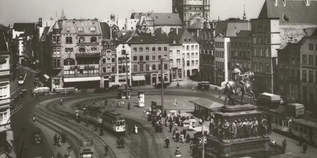 Historische Aufnahme des Kölner Heumarkts mit Straßenbahn um 1911