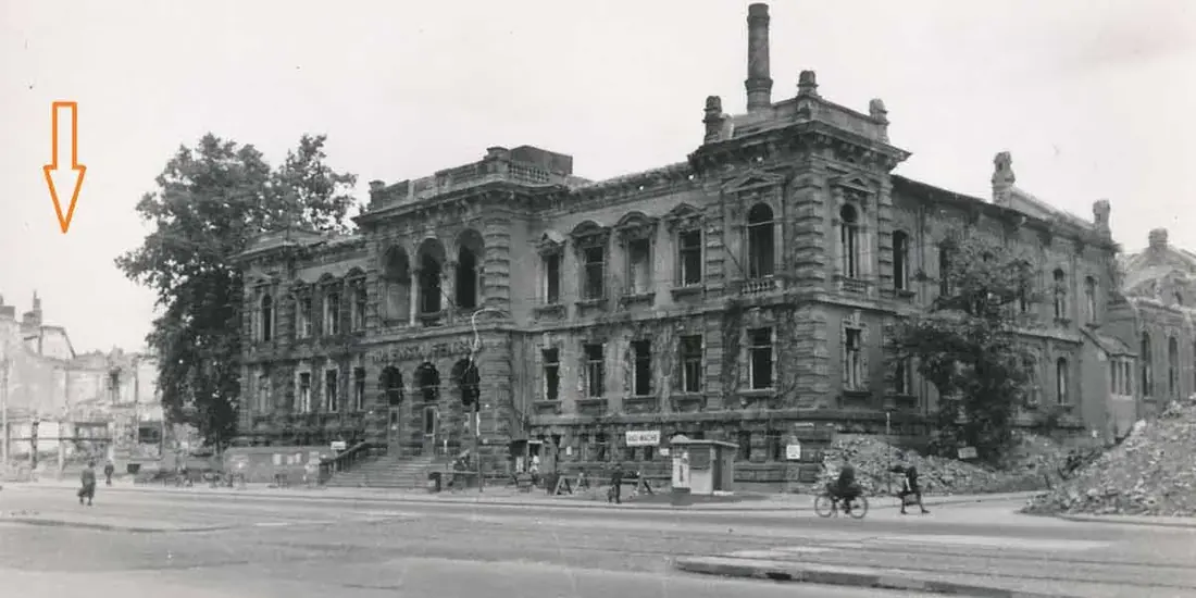 Ausgebranntes Gebäude in Köln nach den Luftangriffen des Zweiten Weltkriegs