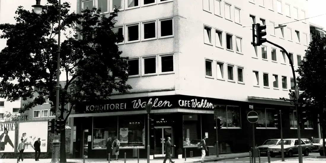 Schwarz-weiß-Aufnahme des Hauses mit Schriftzug Konditorei Wahlen Café