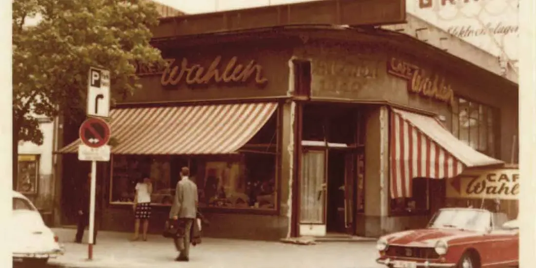 Ladenfront des Café Wahlen mit Markise und Leuchtschrift, historische Farbaufnahme