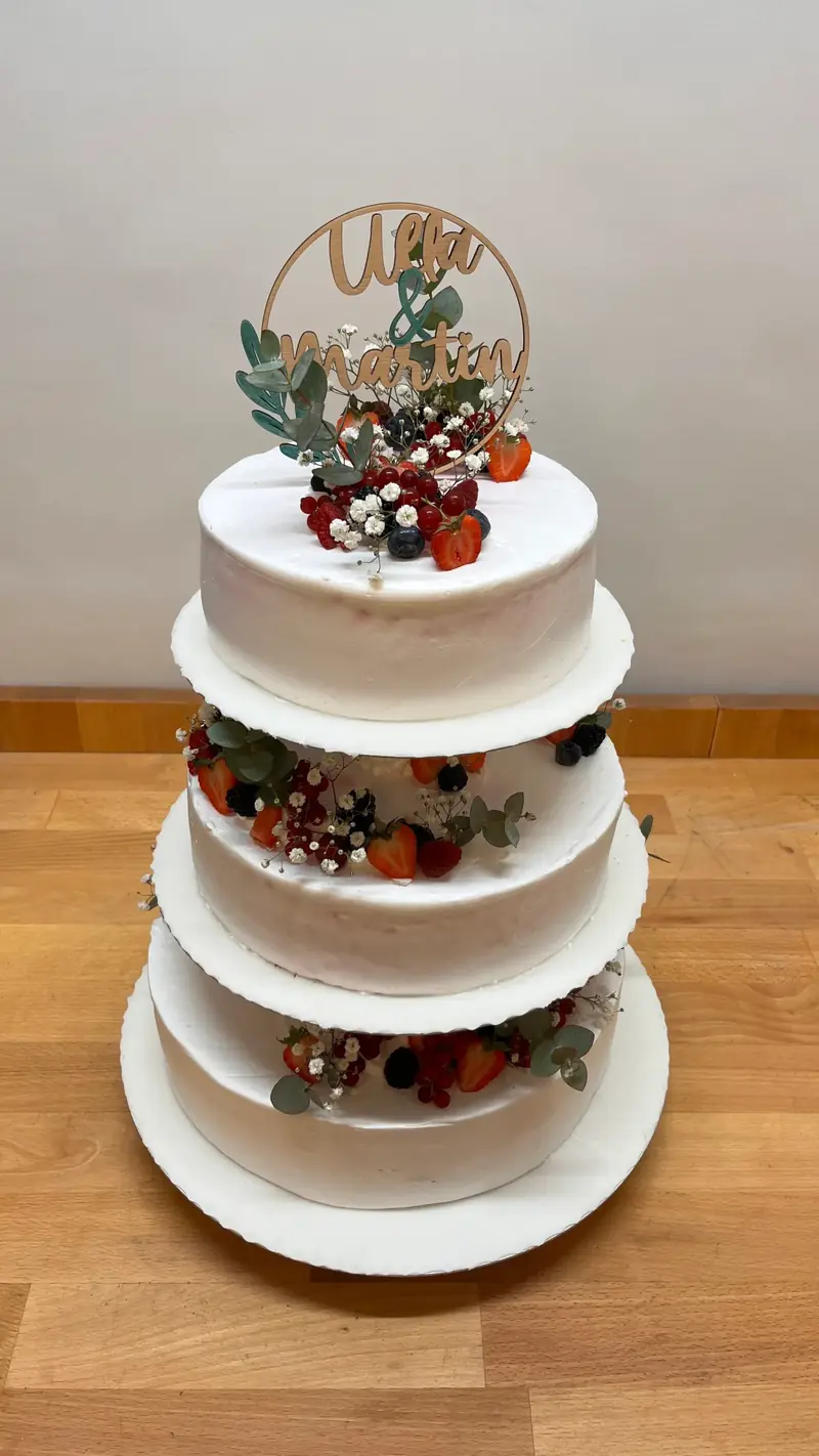 Vierstöckige weiße Torte mit Trockenblumen und Glasglocke