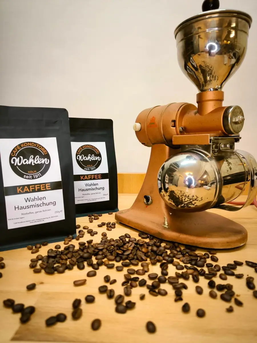 Packungen der Wahlen Hausmischung mit Kaffeemühle und Kaffeebohnen