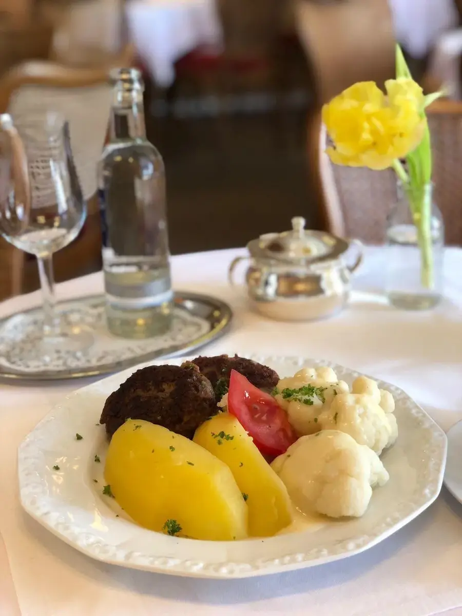 Teller mit Frikadelle, Salzkartoffeln und Blumenkohl
