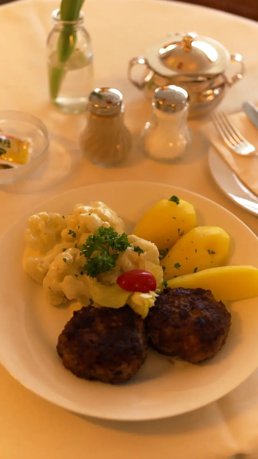 Hausgemachte Frikadellen mit Salzkartoffeln und Blumenkohl