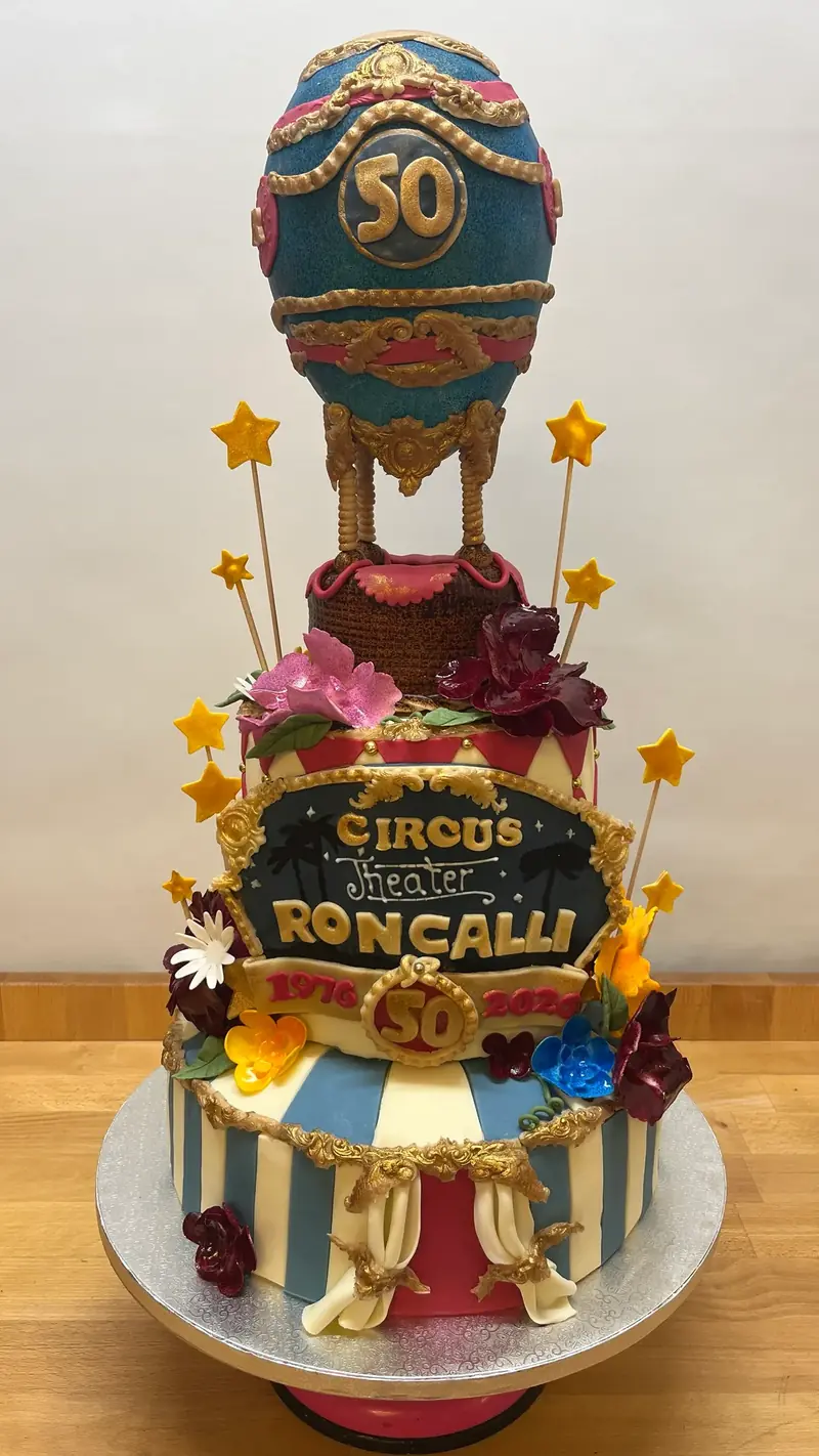 Hohe Motivtorte mit Zirkus-Motiv und der Zahl 50