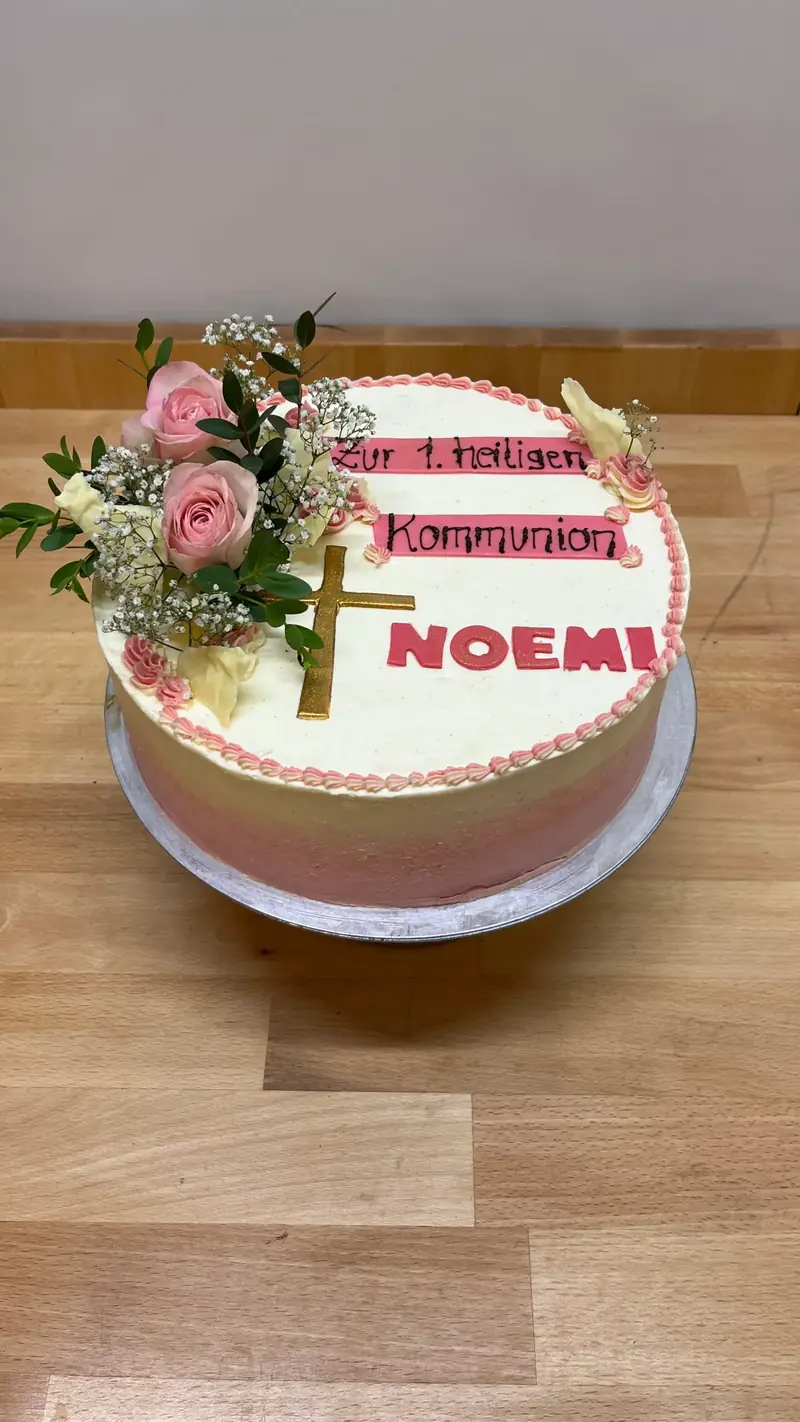 Torte mit Namenszug, Kreuz und Blütendekor zur Konfirmation