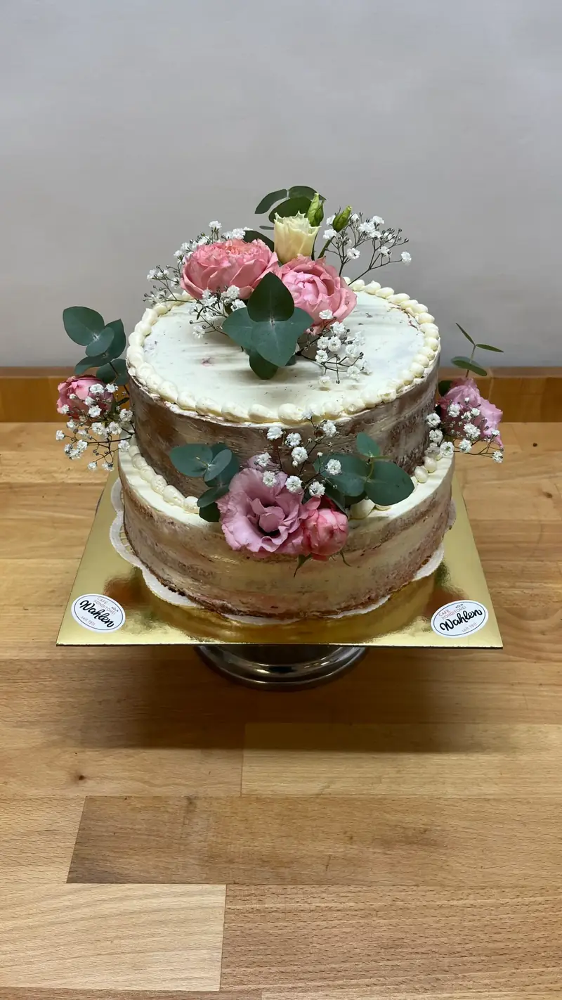 Zweistöckige Naked Cake mit Blüten und Beeren