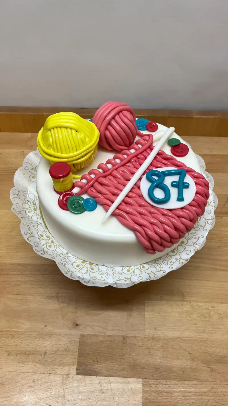 Motivtorte zum 60. Geburtstag mit Handarbeits-Dekor aus Marzipan