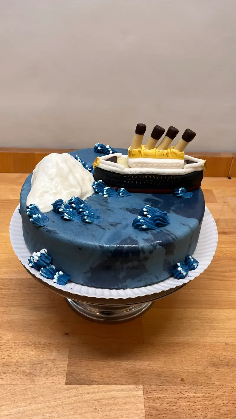 Torte mit dunkelblauem Farbverlauf, Sahnehaube und Schokoladendekor