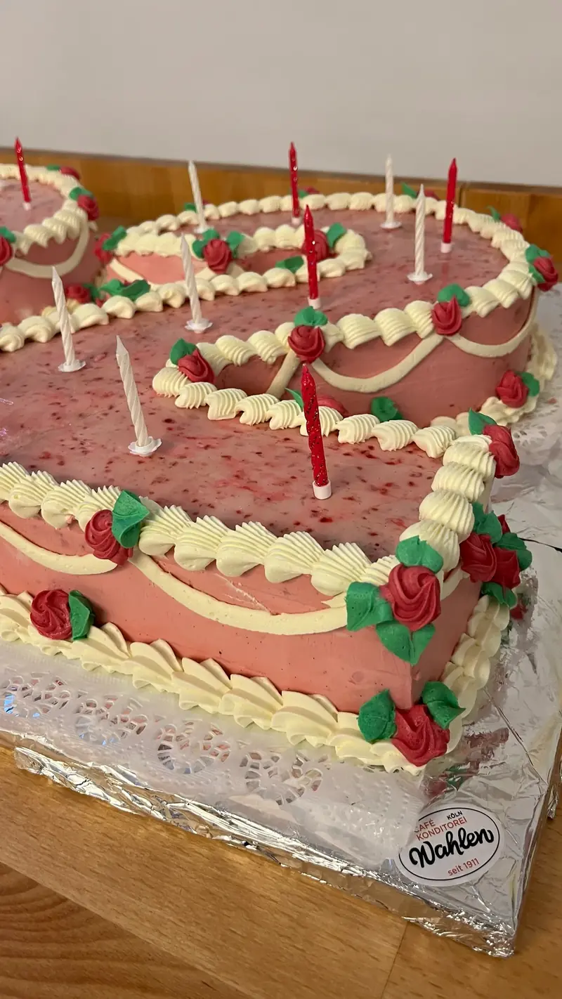 Geburtstagstorte mit Erdbeeren, Sahne und Kerzen