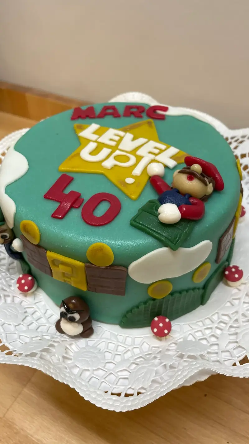 Individuelle Geburtstagstorte in Grün mit Spielkonsolen-Motiv zum 40. Geburtstag