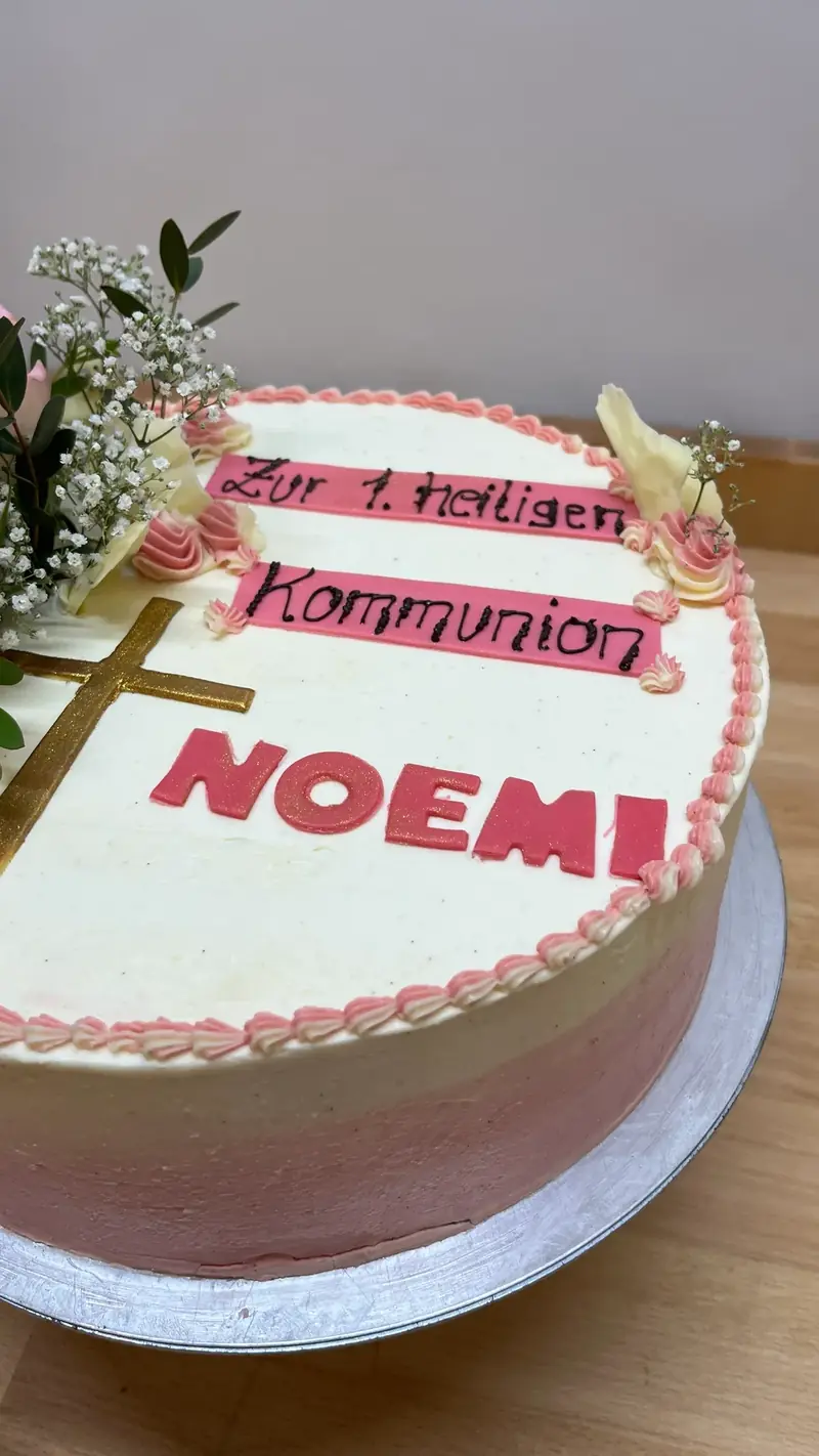 Runde Torte mit Blütendekor und handgeschriebenem Namenszug zur Konfirmation